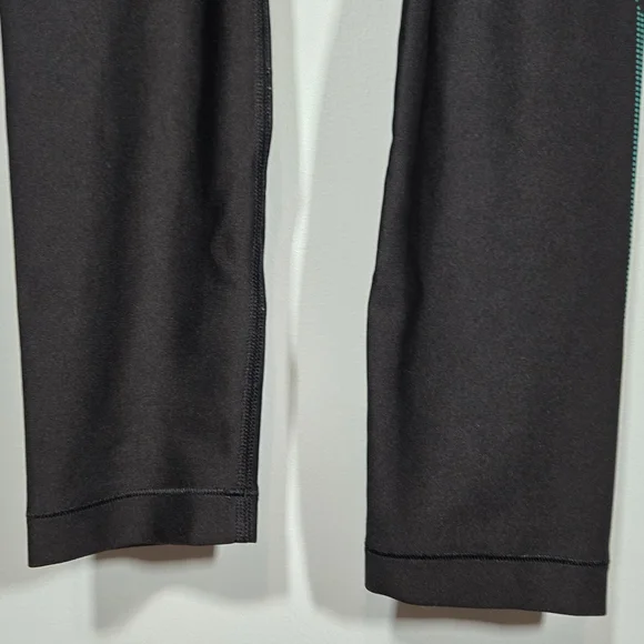 Under Armour‎ Women’s Black and Green Compression Leggings Size Medium - Picture 3 of 6